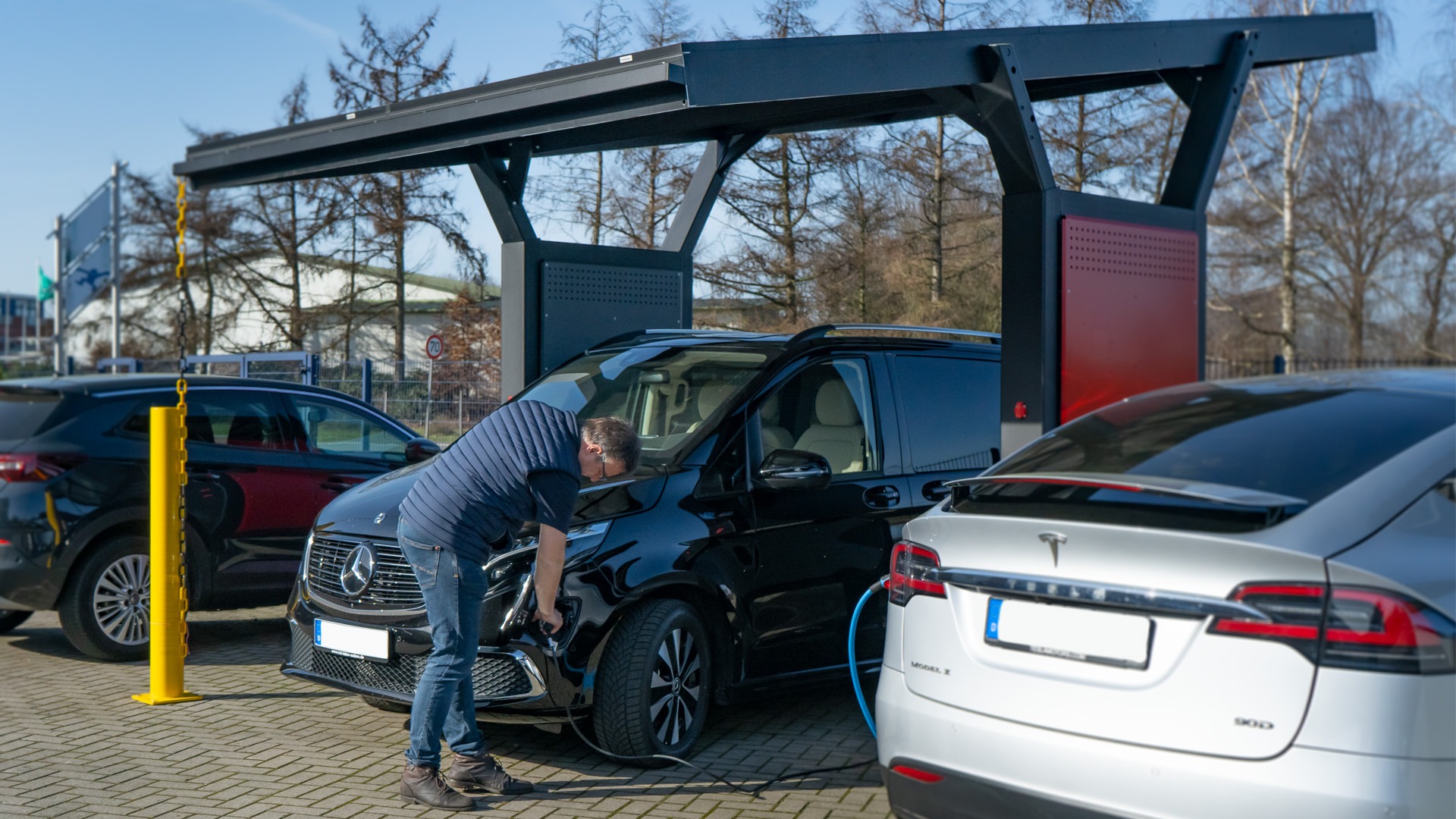 Mercedes EQV mit Solar Carport Laden